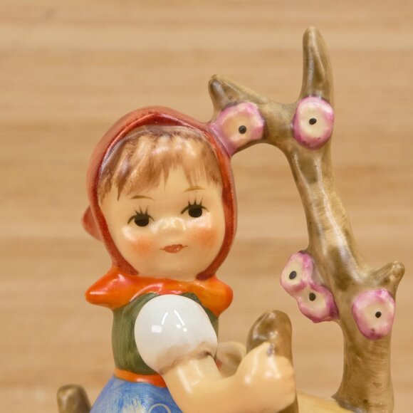 Vintage GOEBEL M J Hummel "Apple Tree Girl" Porcelain Figurine, Made in Germany - Picture 3 of 6